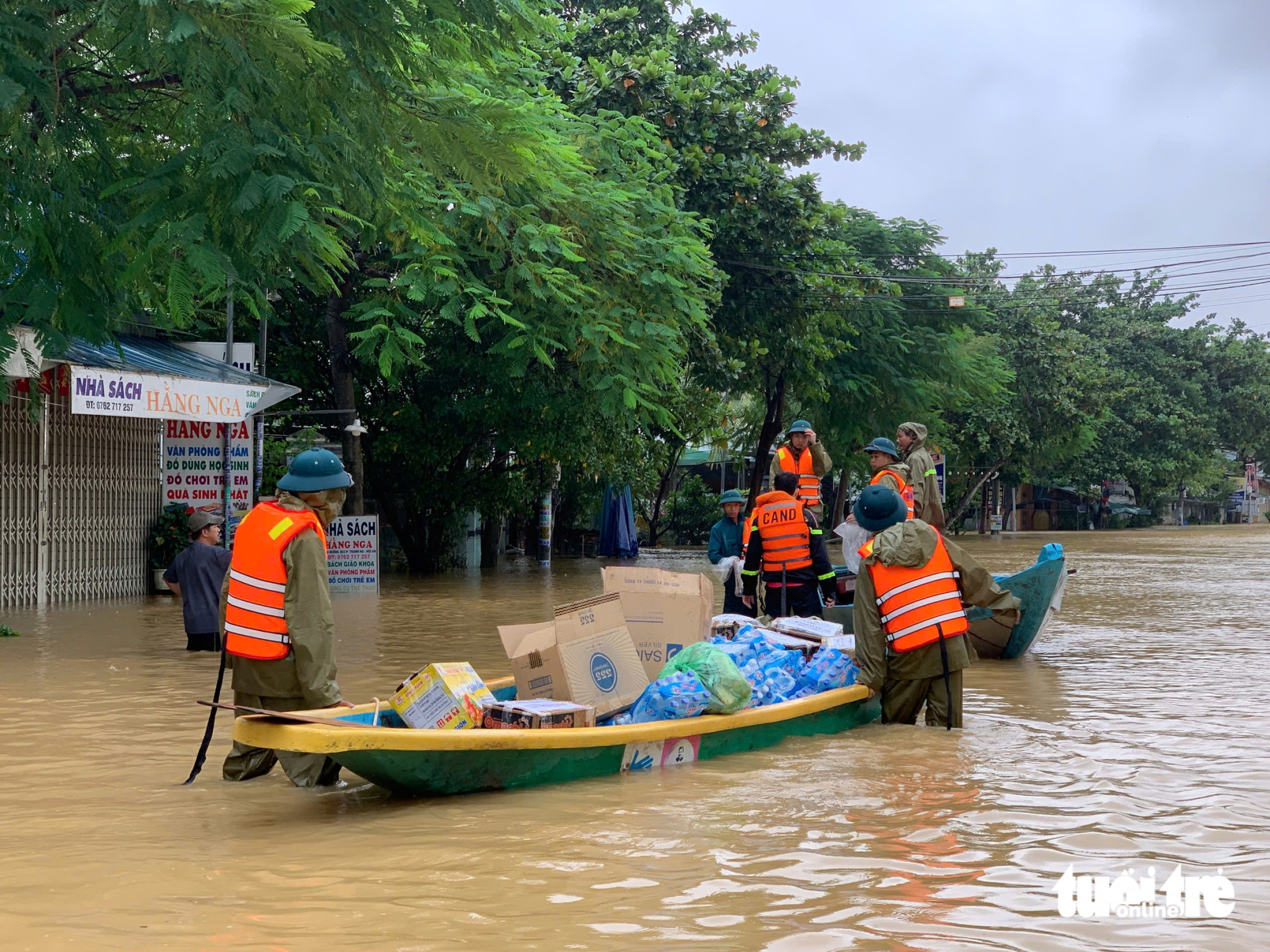 会安居民等待因洪水被困的亲人,第五军区调动军人支援